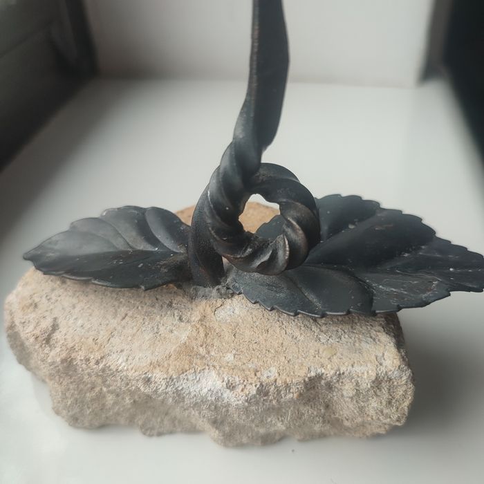 Підсвічник із металу та каменю