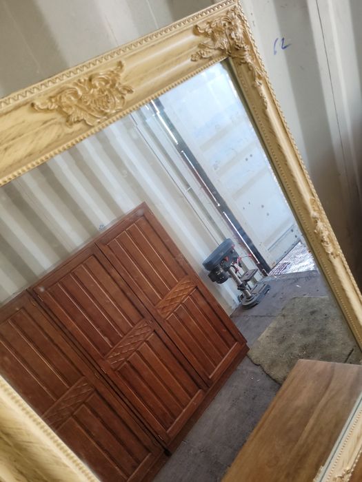 Lustro w drewnianej ramie