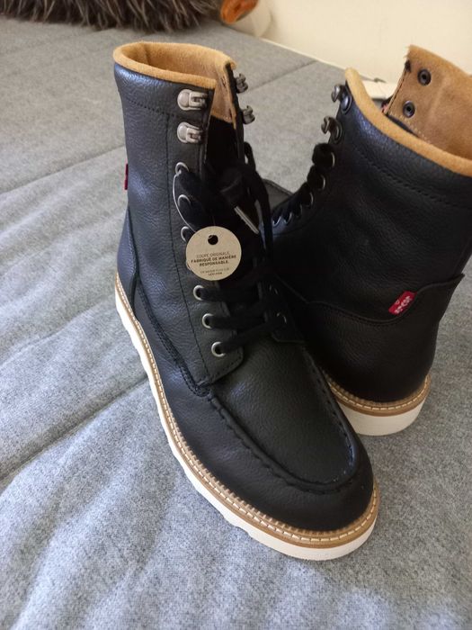 Botins Levis, novos com etiqueta. Calca um tamanho grande.