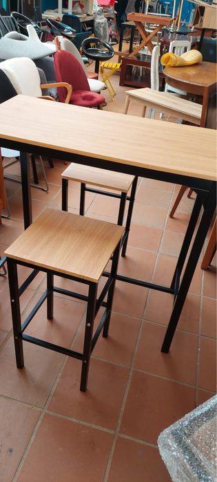 Mesa alta com bancos