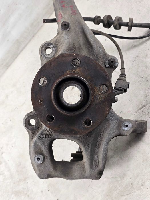 AUDI A4 B8 A5 8T PRZED LIFT 07-11 Zwrotnica prawa przód przednia 8K0407258G