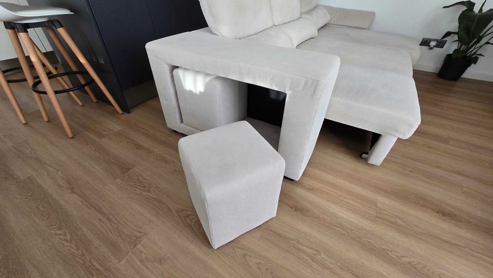 Sofá com chaise longue e com 2 pufes, com encostos ajustáveis e assentos amovíveis