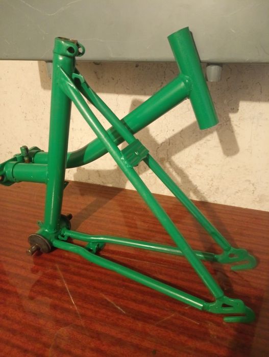 Велобагажники та інші запчастини.