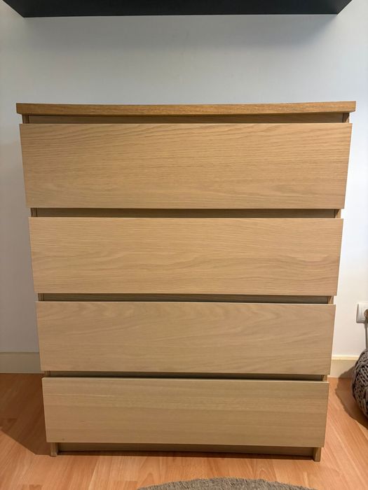 Comoda com 4 gavetas