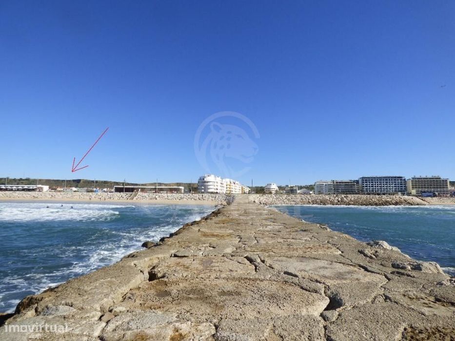 Apenas a 4km das praias da Costa da Caparica (moradias c/ vista mar)!