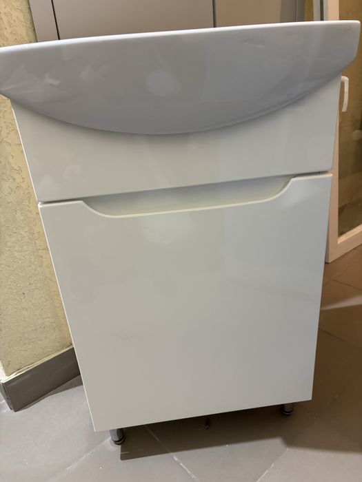 Продам умивальник з тумбою Cersanit