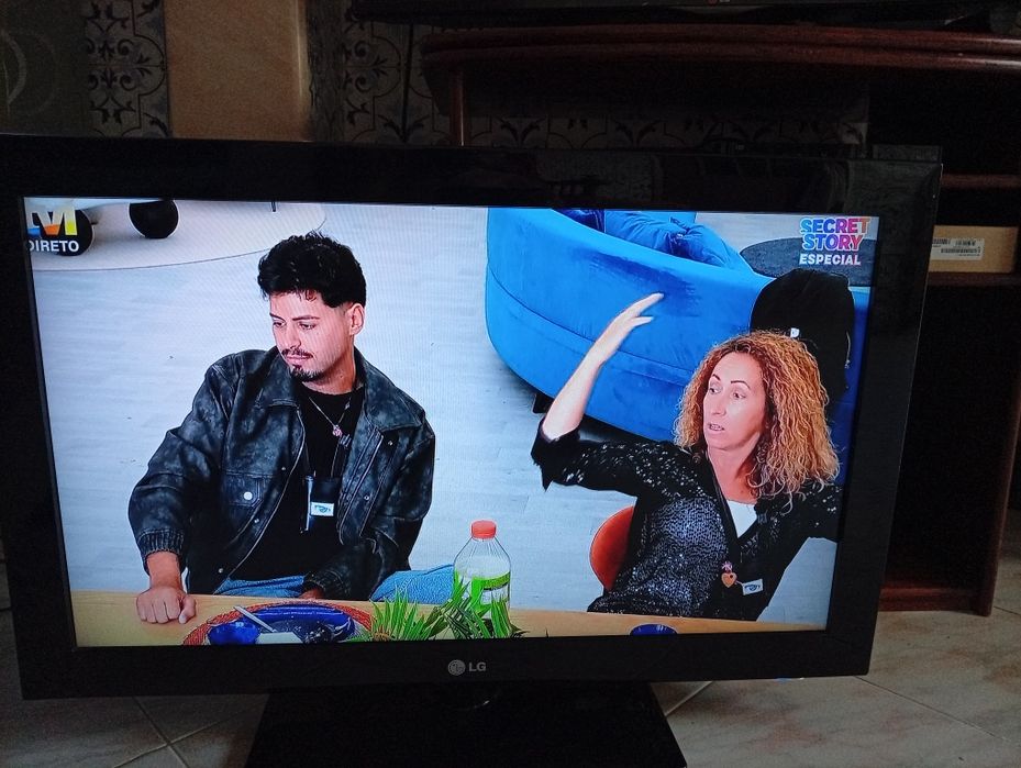 TV LG. Muito bom. Tem comando