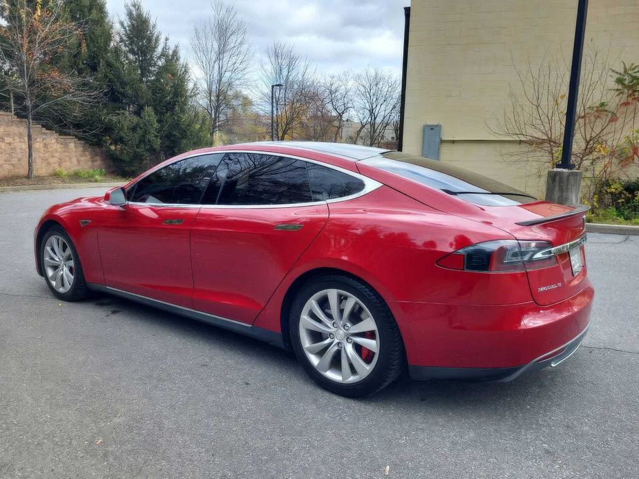 Tesla Model S P85D      2015