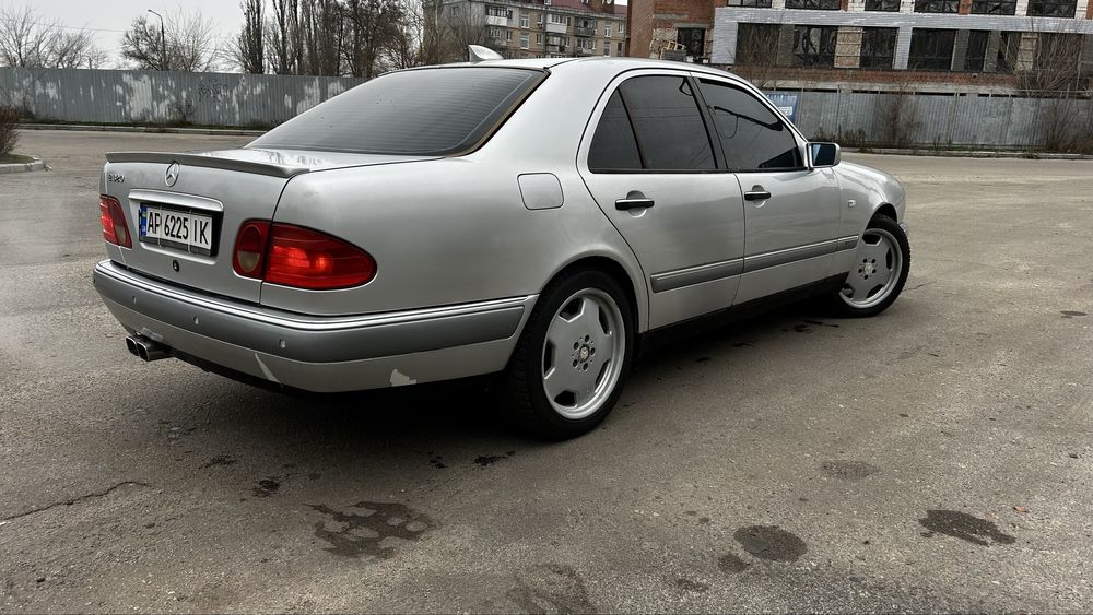 Mercedes-Benz E320 W210