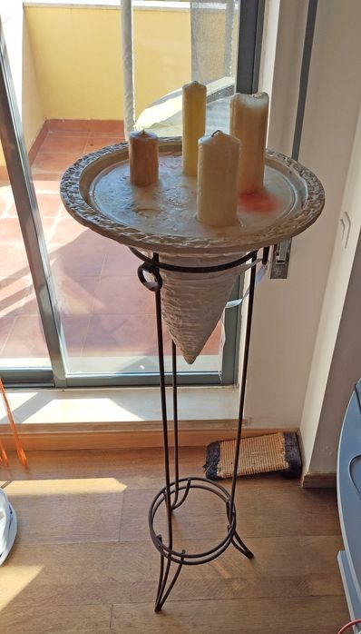 Suporte vertical para velas com ânfora invertida