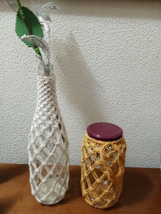 Jarra e garrafa decorativa em macramé