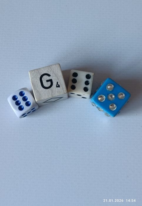 Гральні кістки (зарики або дайси).