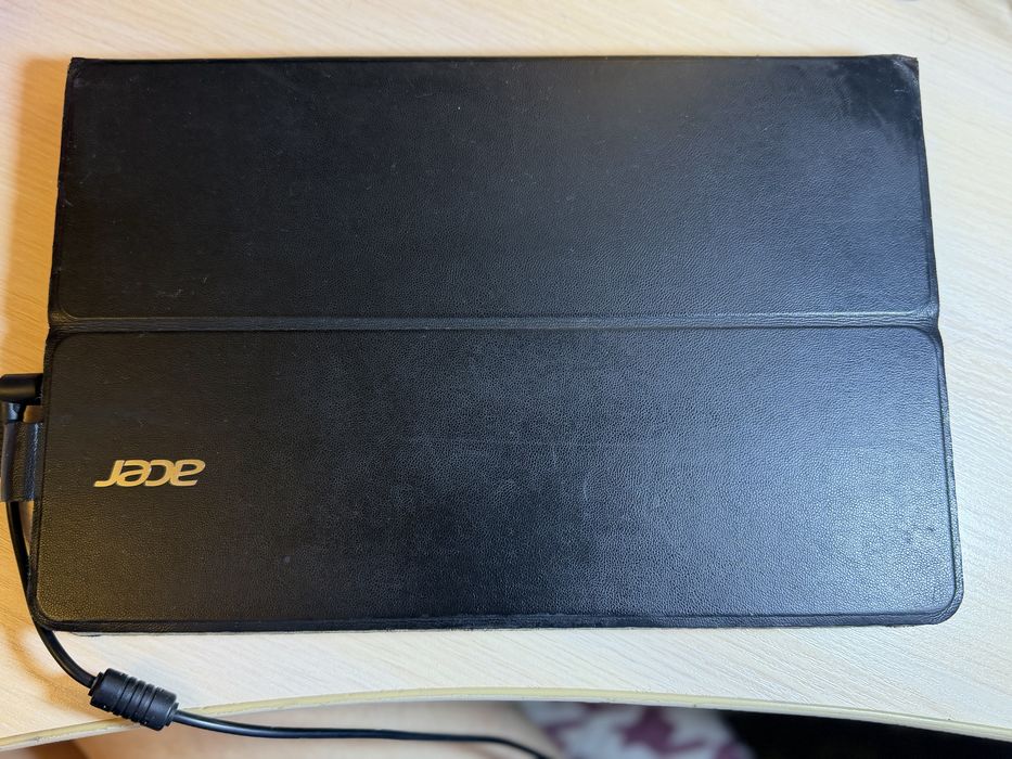 планшет-ультрабук Acer Aspire P3 (найчастіше маркується як серія Acer Aspire P3-171) у комплекті з фірмовим оригінальним чохлом-клавіатурою