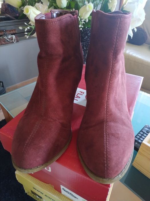 Botins bordô como novos