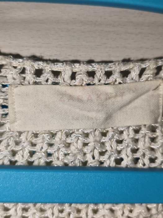 Biały sweter damski