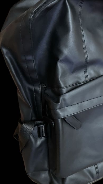 Mochila preta em pele nunca usada nova a estrear
