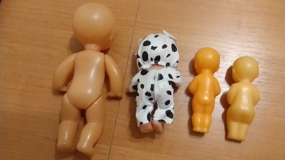 Ляльки пластмасові