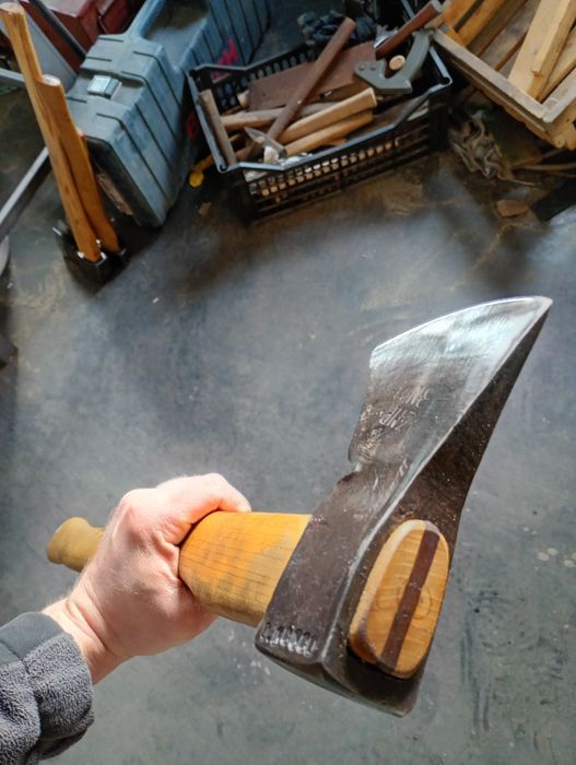 Ręcznie kuta siekiera ZMP 1,5kg / 60cm akacja