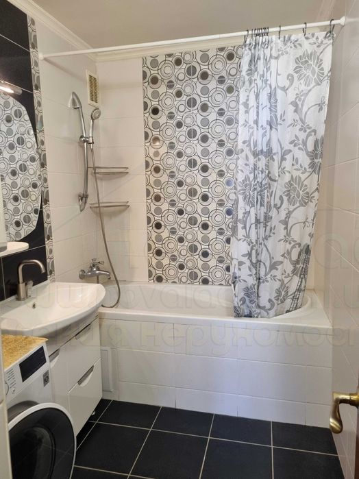 3 кімнатна квартира 82м2 з ремонтом в цегляному будинку в районі Круг