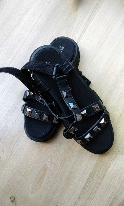 Sandały na platformie czarne