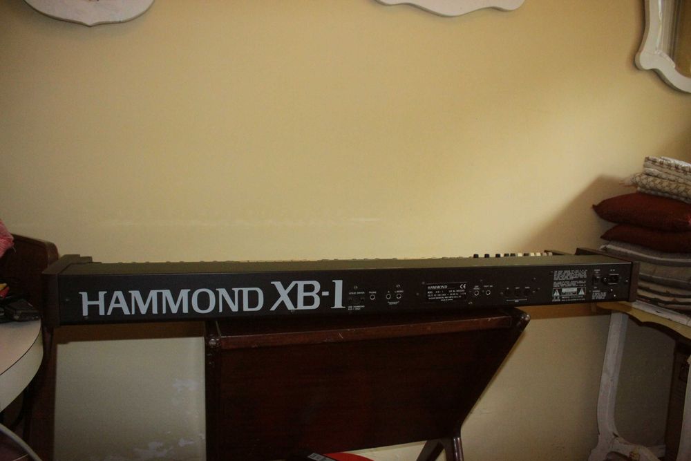 Orgao Hammond XB 1 com pedal de volume