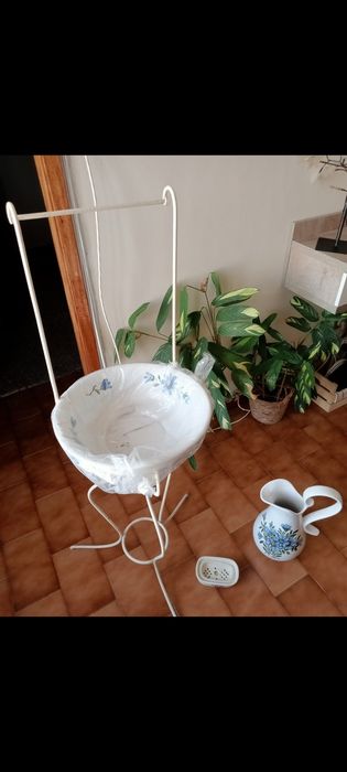 lavatório antigo com peças pintadas à mao