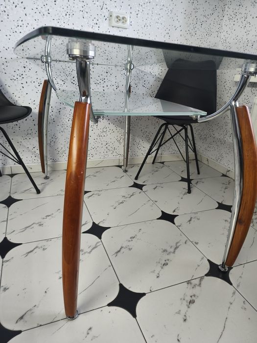 Стіл кухонний. Скляний.