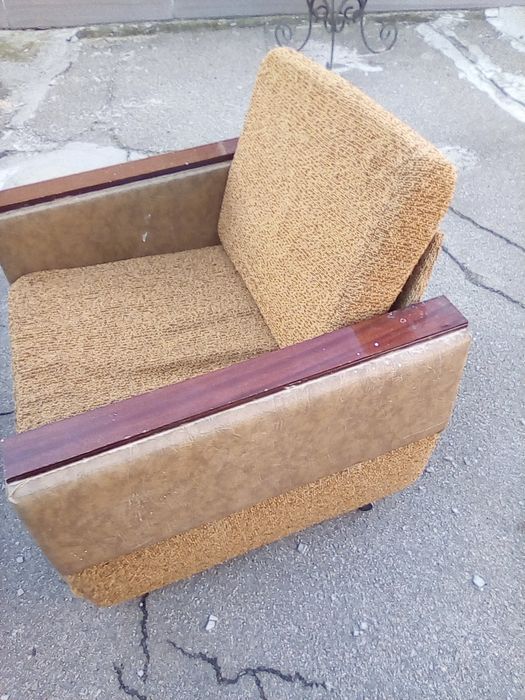 Продаються б/у 2 крісла, письмовий та гостинний стіл