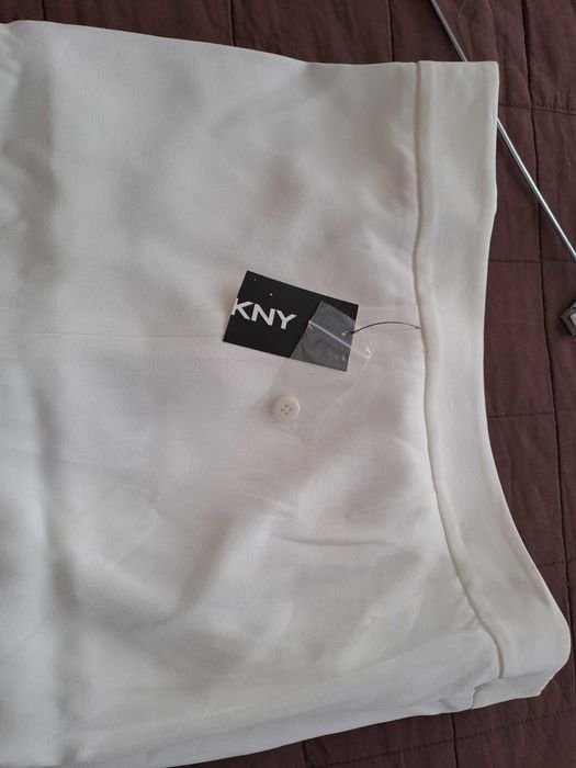 Calças brancas. DKNY. Tamanho 44