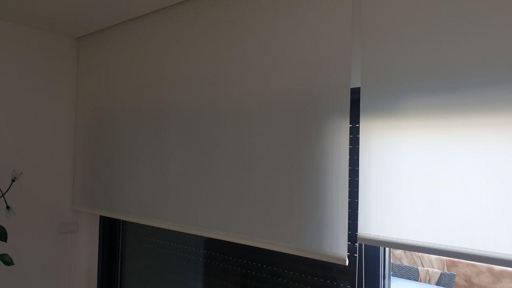 Estores brancos grandes