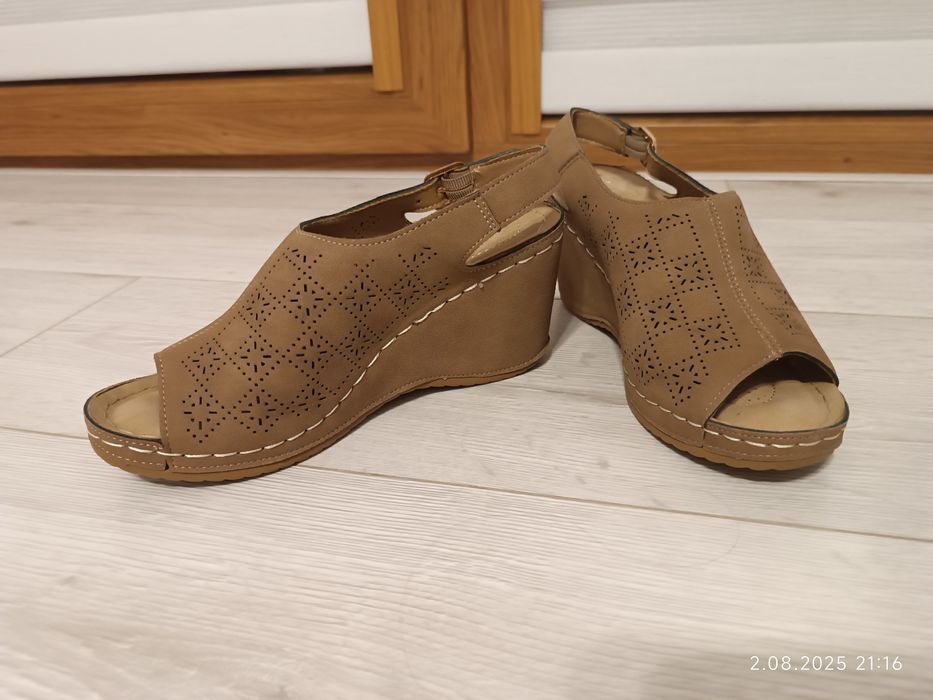 Brązowe buty na koturnie koturny obcasy eleganckie 36 clara barson