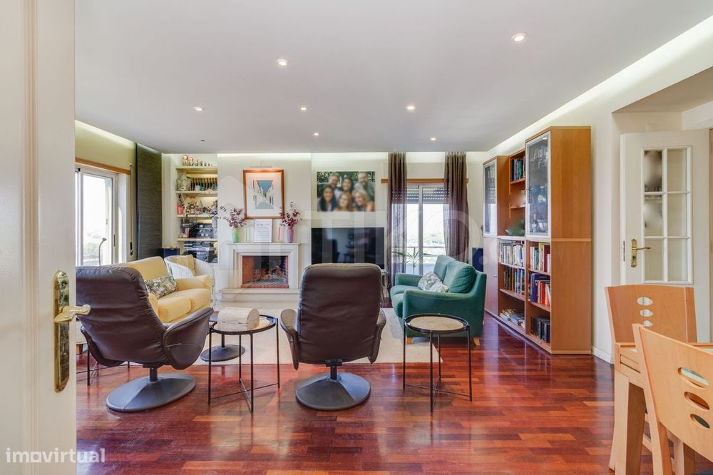 T4 com 209 m², vista 360º, sol todo o dia e garagem de 78 m² | Corroio