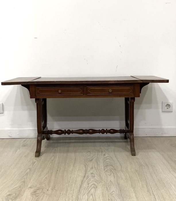Mesa de apoio com abas.