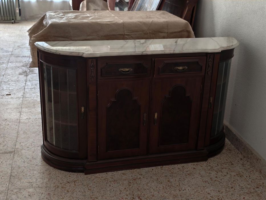 Armário em madeira e mármore