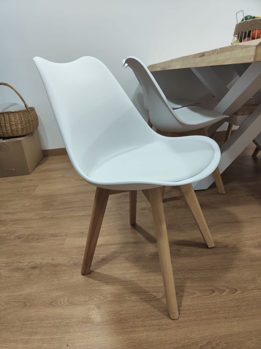 Mesa de jantar e cadeiras