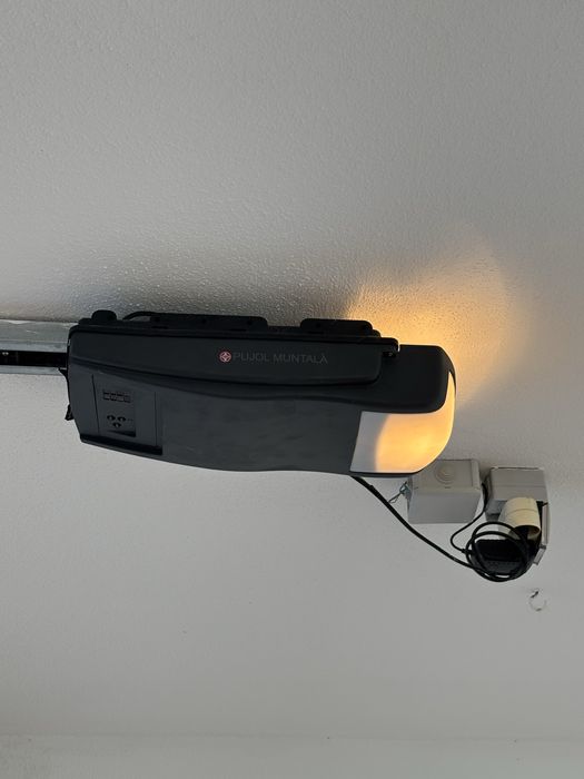 Portão de garagem com motor