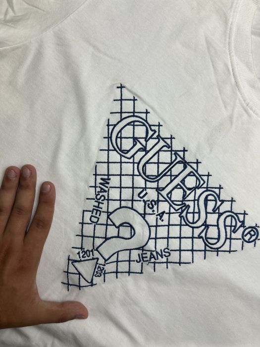 Білосніжна футболка Guess,вишитий логотип