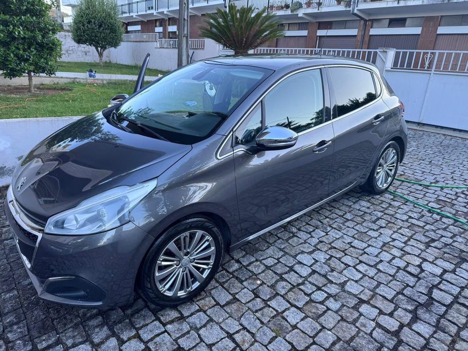Peugeot 208 ano 2019 cinzento