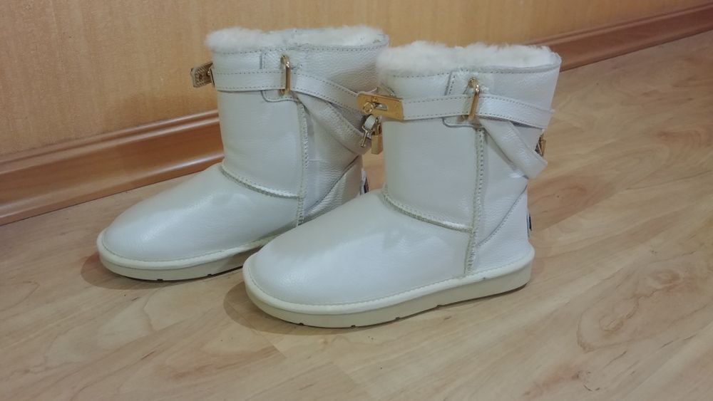 Продам новые угги. Размер W8, стелька -24,5-25см