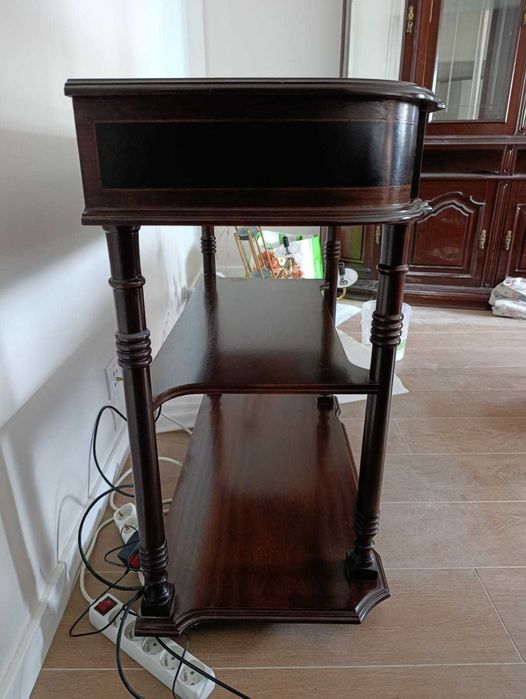 Móvel de televisão em madeira maciça