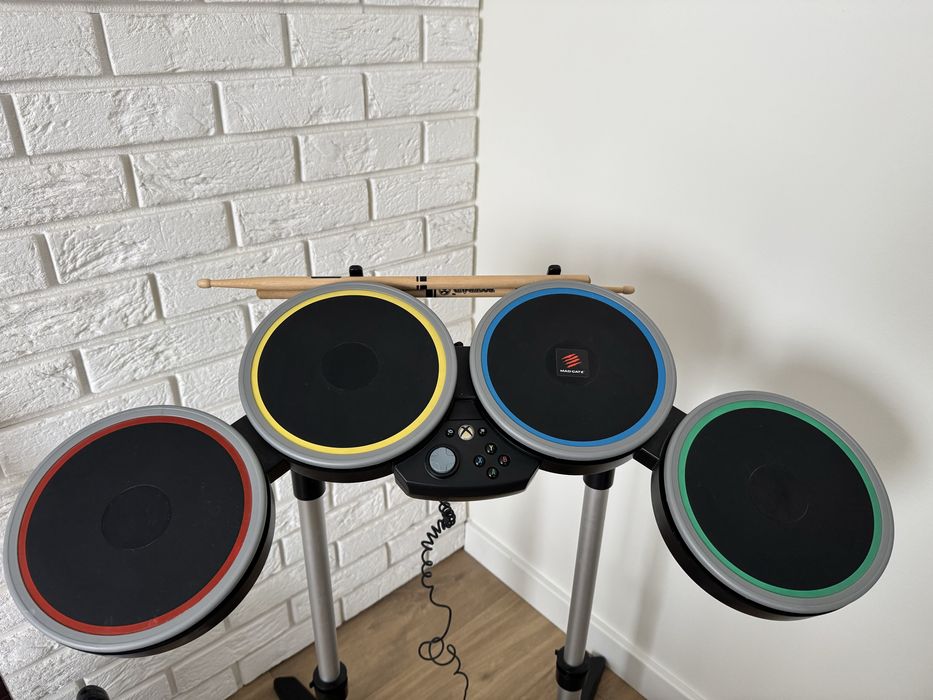 Zestaw instrumentów plus gra Rock Band 4 XBOX