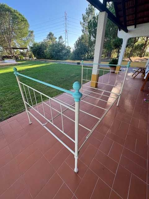 Cama antiga em ferro