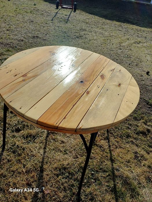 Stolik jest  okrągły