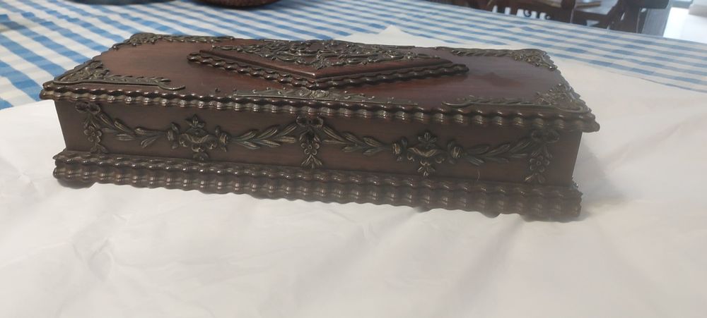 caixa pau santo  aplicações em prata contrastada