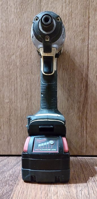 Adapter DeWalt XR 18 na baterie Milwaukee M18