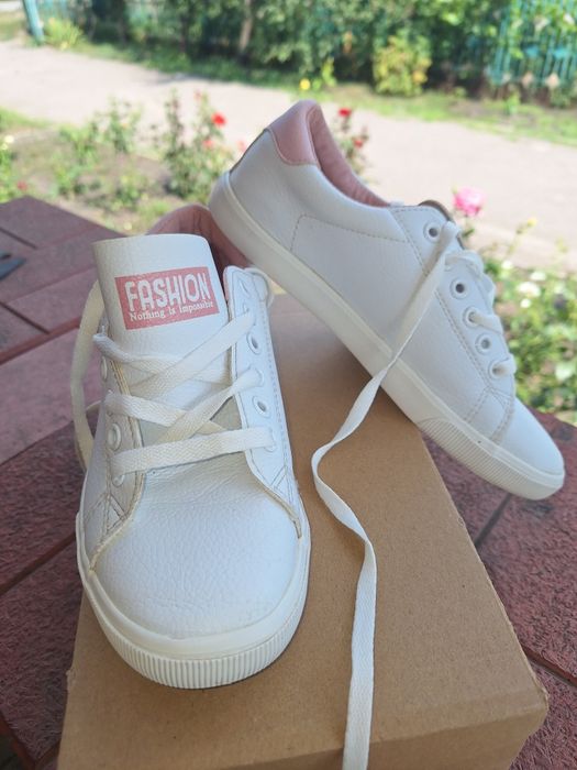 Жіночі білі мокасини