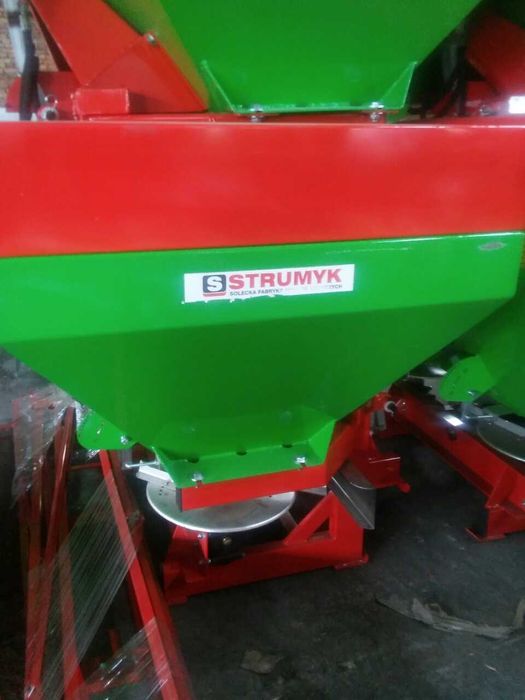 Розкидач міндобрив лійка рум 1000 кг Польща чистий Оригінал