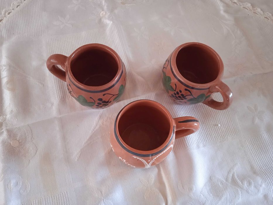 3 canecas de barro tradicionais