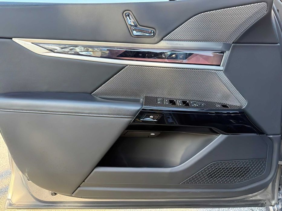 BMW i7      2023