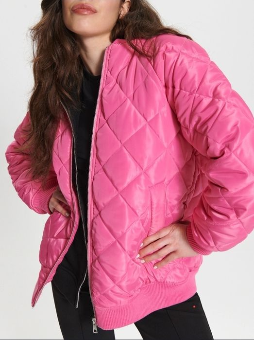 Розова демісезонна куртка жіноча